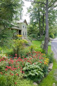 5 Tips for Creating a Gorgeous Garden for your Old House